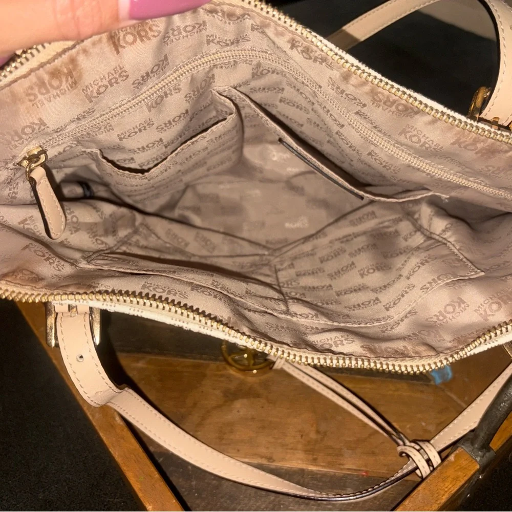 Michael Kors Jet Set Tote in Vanilla Logo | Gold Hardware - Picture 3 of 5